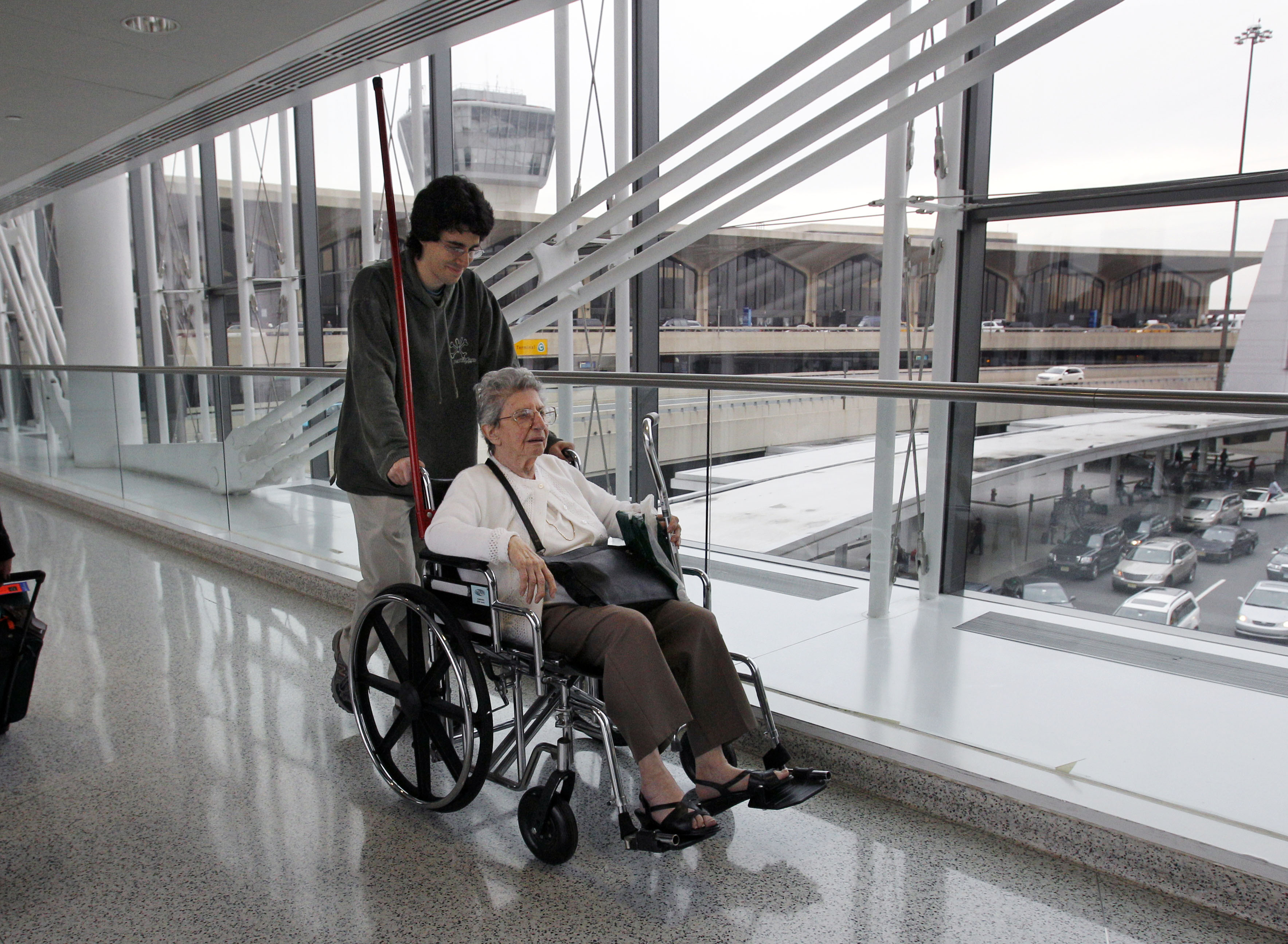 Помощь маломобильным пассажирам medportal. Транспорт для инвалидов. Инвалиды в аэропорту. Пассажиры с ограниченными возможностями. Инвалид в самолете.
